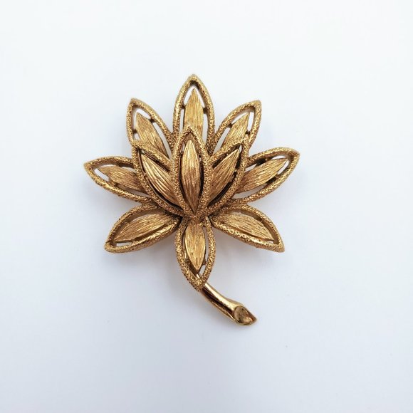 Vintage Avon Brushed Gold Tone Lotus Flower Brooch Precious Pretenders Plant Pin - Picture 6 of 8